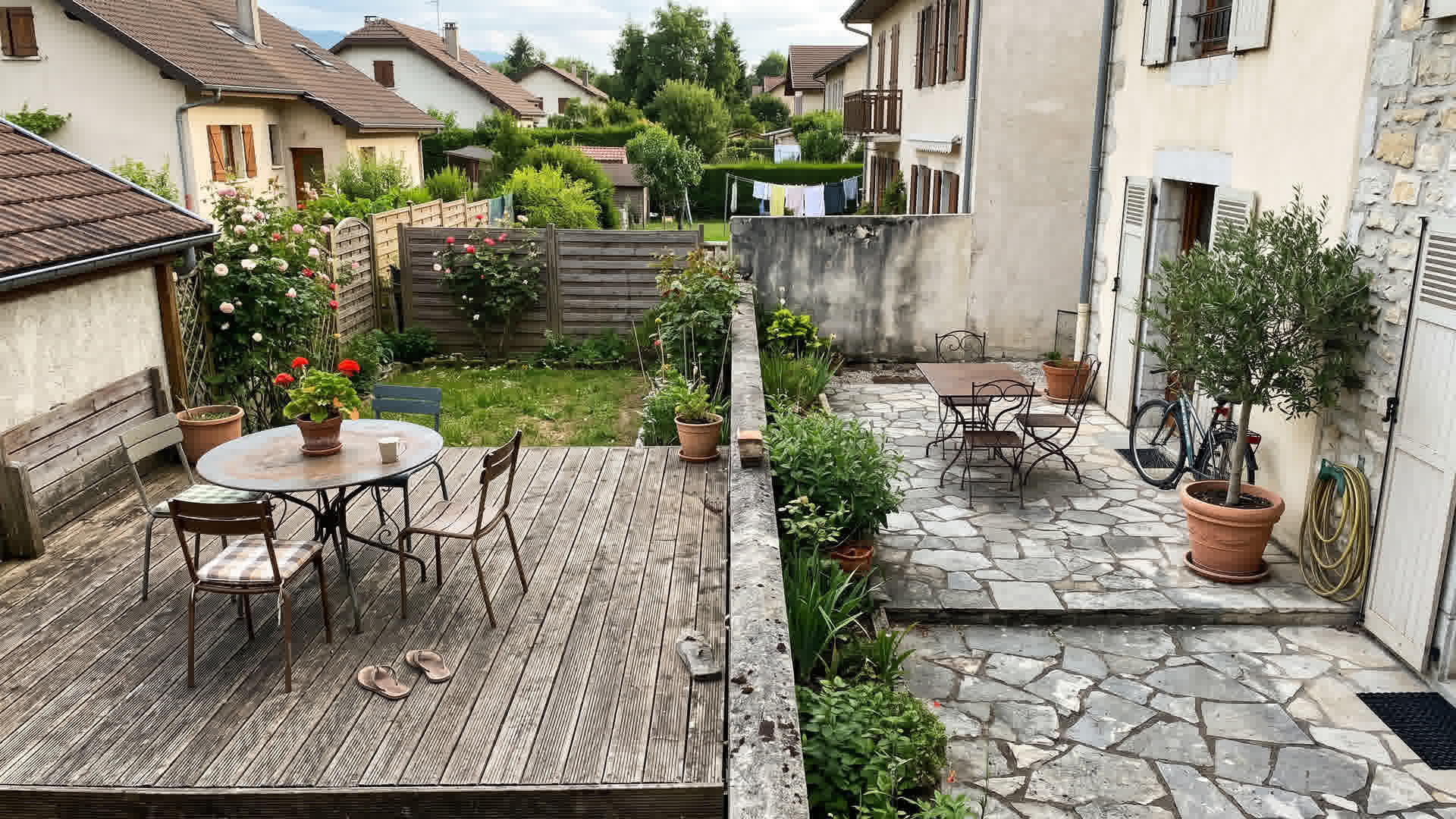 Deux terrasses adjacentes dans un quartier français comparant terrasse en bois et terrasse en dalles de pierre