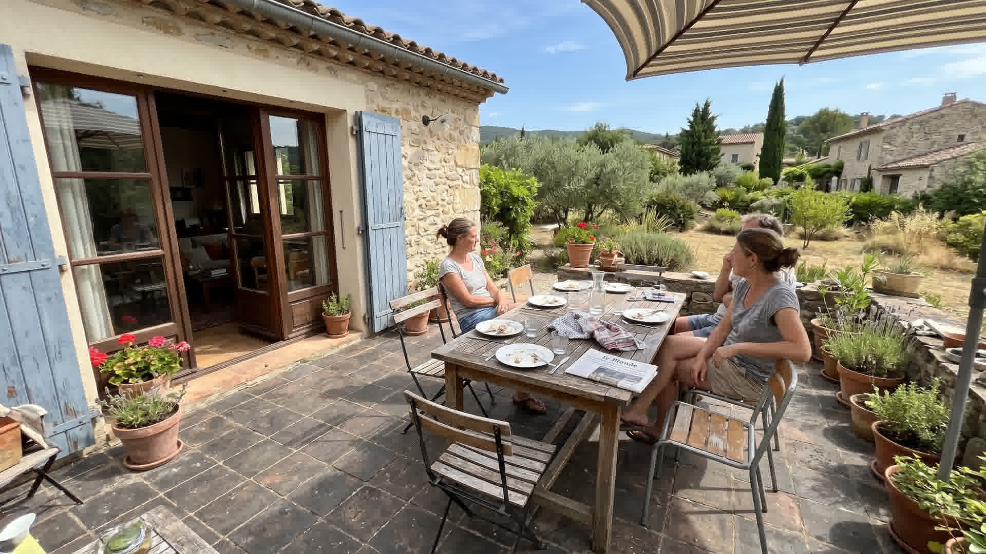 Terrasse de couleur foncée en plein soleil sur une maison française orientée sud, dalles sombres absorbant la chaleur