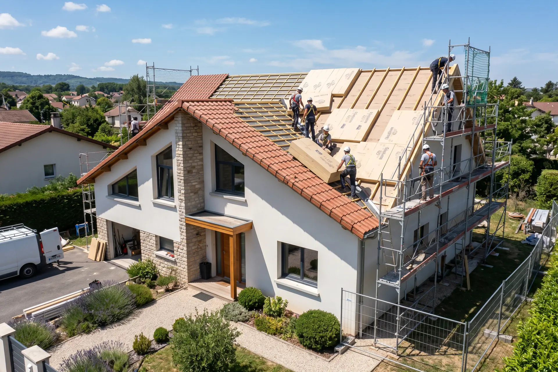 Rénovation toiture par l'extérieur : pose de panneaux isolants rigides sur charpente visible dans la technique sarking (isolation toiture par l'extérieur)