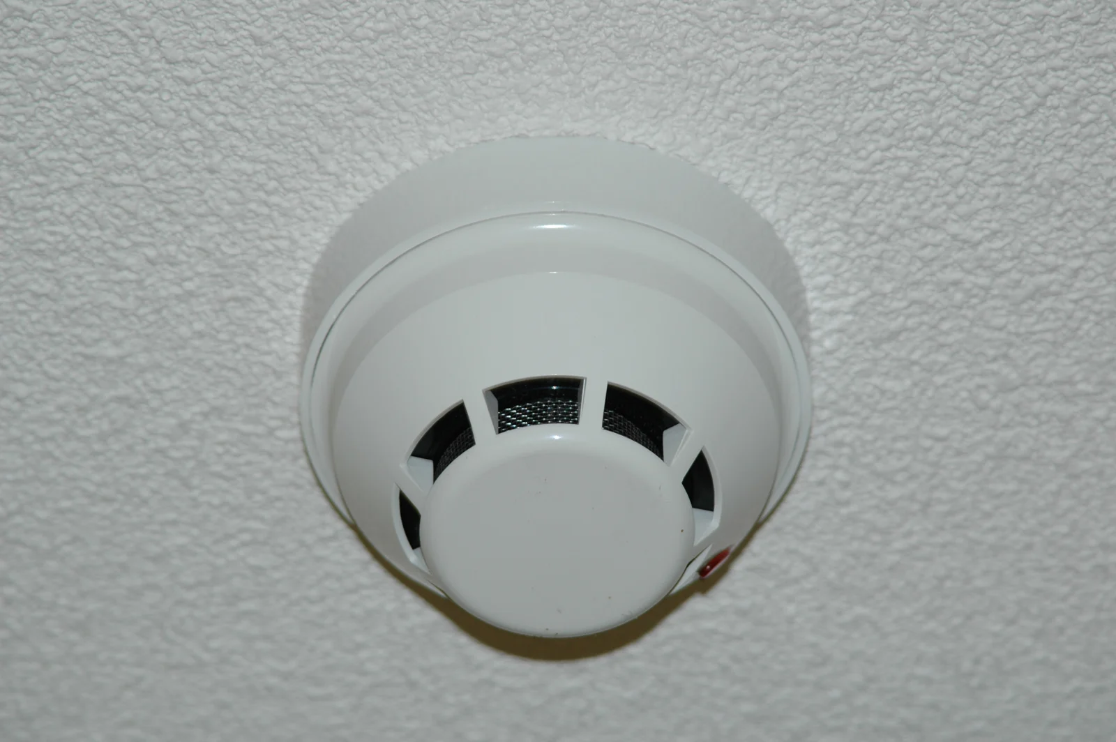 Détecteur de fumée blanc fixé au plafond